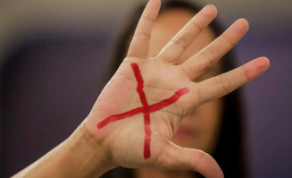 O X desenhado na palma da mão (preferencialmente em vermelho) é um símbolo oficial da campanha Sinal Vermelho contra a Violência Doméstica