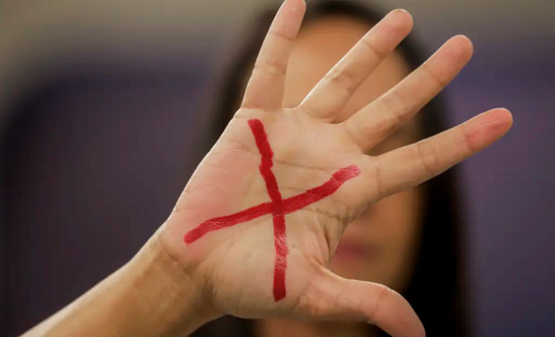 O X desenhado na palma da mão (preferencialmente em vermelho) é um símbolo oficial da campanha Sinal Vermelho contra a Violência Doméstica