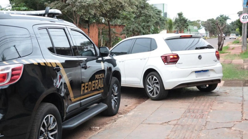 Carro apreendido na mansão. (Foto: Pietra Dorneles, Jornal Midiamax)