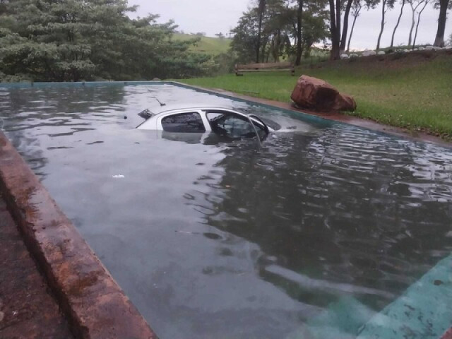 Veículo de casal só parou após cair em piscina - Foto: Divulgação
