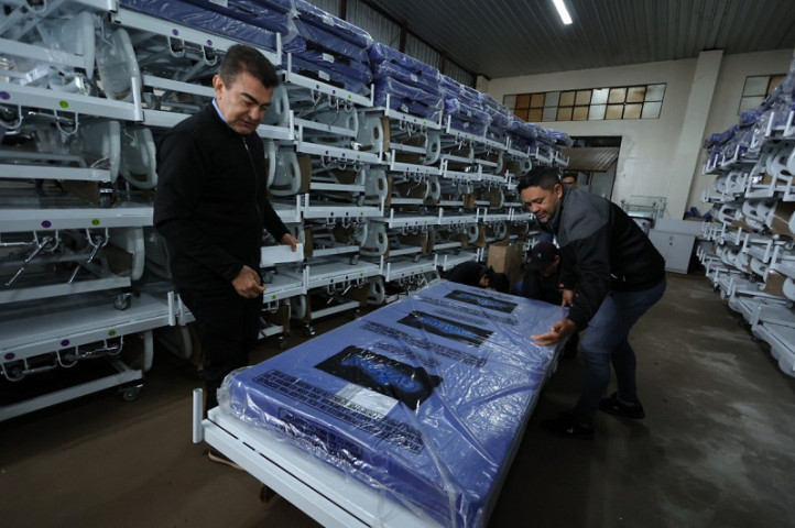 Chegada das camas hospitalares na Secretaria Municipal de Saúde foi acompanhada pelo prefeito Marçal Filho – Fotos: A. Frota