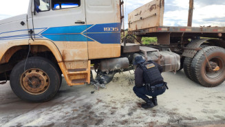 Moto foi arrastada pela carreta após o impacto; Fotos: Sidnei Bronka/Ligado Na Notícia