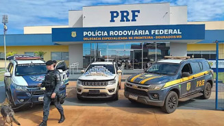 A cocaína passou por pesagem oficial e permaneceu apreendida para perícia.