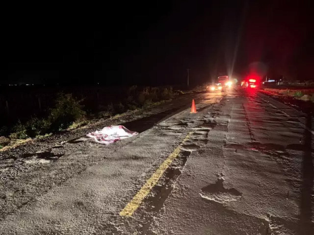 Corpo de uma das vítimas caído na pista da MS-276. (Foto: Jornal da Nova)
