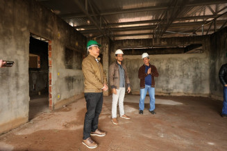 Prefeito vistoriou obras que foram retomadas há dois meses e que será entregue à população até o fim do primeiro semestre do ano que vem – Foto: A. Frota