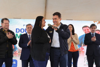 Prefeitura entrega título da casa própria para 145 famílias após décadas de espera