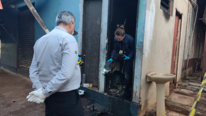 Banheiro onde a vítima estava foi completamente destruído pelas chamas; Foto: Sidnei Bronka/Ligado Na Notícia