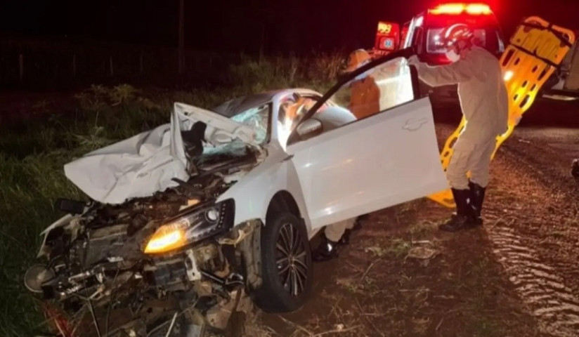 Carro ficou destruído com a impacto. (Jornal da Nova)