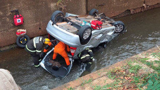 Mulher perde controle de carro, cai no Córrego Prosa e mobiliza resgate em Campo Grande