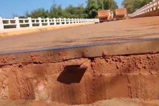 Degrau em um das extremidades da ponte chegou a ser de 48 centímetros e carros de passeio chegaram a sofrer acidentes no chamado quilômetro 21
