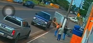 Trailer se desprende de caminhonete, atravessa avenida e quase atinge pedestres