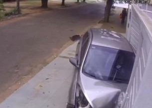 Mulher escapa por centímetros de ser atropelada após carro invadir calçada em Campo Grande