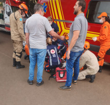 Vítima recebendo os primeiros socorros ainda no local do acidente -  Foto: Ligado Na Redação