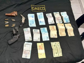 Armas, reais e dólares apreendidos durante operação (Foto: Gaeco/PMMS)