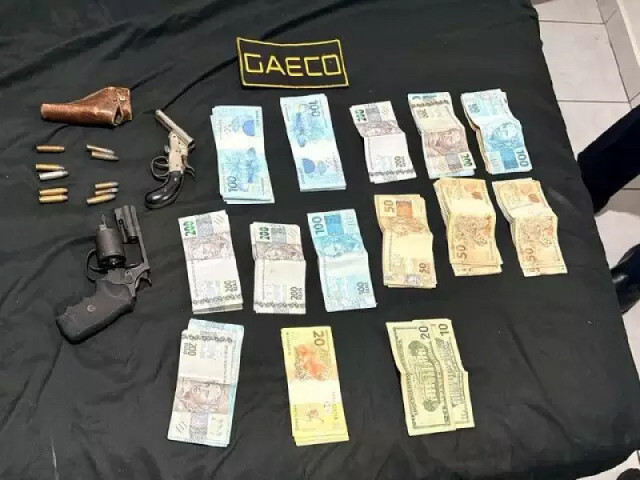 Armas, reais e dólares apreendidos durante operação (Foto: Gaeco/PMMS)