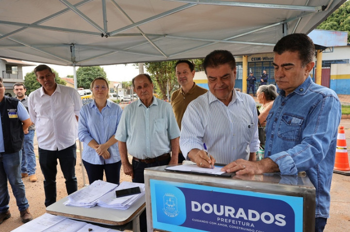 Prefeito Marçal e senador Nelsinho Trad assinaram ordem de serviço para início das obras, bem como o deputado estadual Zé Teixeira e vereadores – Fotos: A. Frota