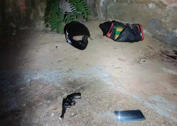Revólver, capacete, celular e bolsa com droga que estavam com suspeitos (Foto: Divulgação)