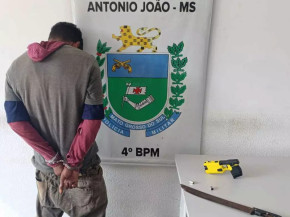 Autor foi preso com um facão, tentando fugir pelo mato (Foto: Direto das Ruas)
