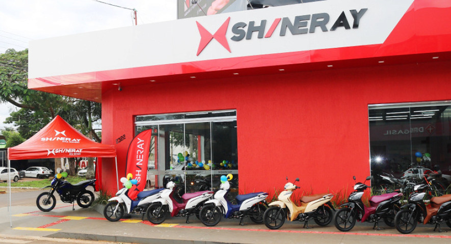 A loja da Shineray em Dourados oferece um ambiente amplo, climatizado e confortável, além de uma equipe preparada para orientar os clientes na escolha do modelo ideal