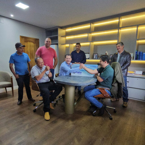 Durante reunião na Prefeitura de Vicentina, o deputado Renato Câmara, o prefeito Cleber Dias, o vice-prefeito Eduardo Oncinha e secretários municipais trataram dos investimentos que vão fortalecer os serviços de saúde no município