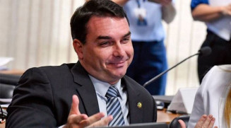 PGR tem até esta terça para decidir se Bolsonaro e Flávio entrarão em inquérito sobre atuação de Eduardo nos EUA