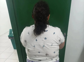 Mulher de 37 anos finge ter 12 e é presa por estelionato um ano após ser adotada por família