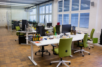 Como organizar os cabos e tomadas do escritório