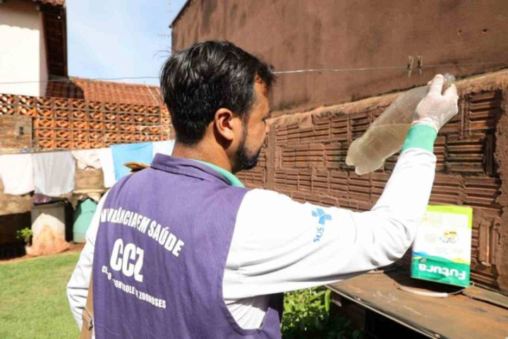 Agente de endemias durante trabalho em residência - Foto: Arquivo