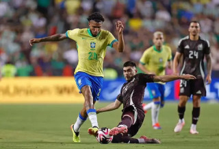 Ederson vestindo a camisa da seleção (Foto: Reprodução/Instagram)