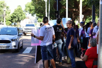 Professores exibem cartazes a quem passa pela Avenida Afonso Pena. (Foto: Arquivo/Osmar Veiga/Campo Grande News)