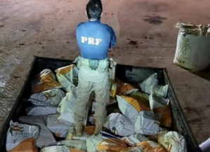 Caminhão abandonado com pneu estourado escondia 4 toneladas de maconha