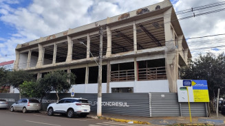 Obras no prédio antigo da Câmara de Dourados estão paralisadas há um ano (Foto: F. Grott/CMD)