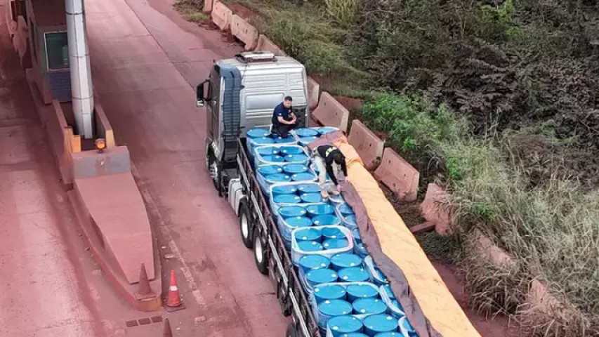 Agentes em caminhão com tambores onde estava solvente (Foto: Divulgação | Alfândega da Receita Federal em Corumbá)