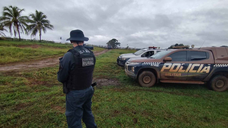 PM reforça presença em fazenda após ocupação marcada por incêndios e depredação