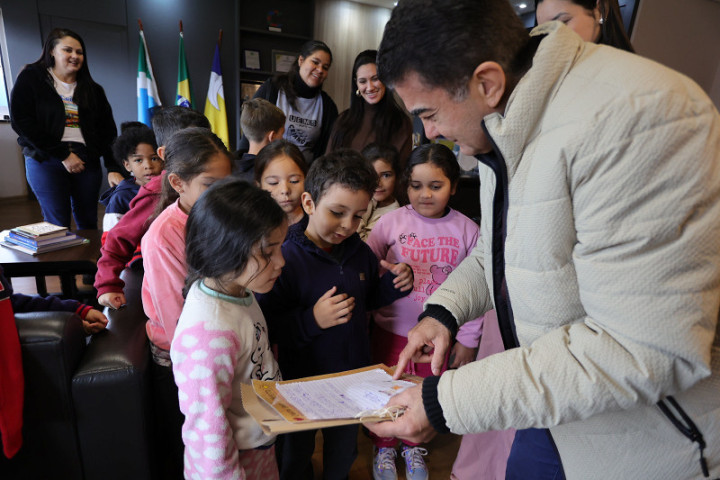 Crianças estiveram no gabinete do prefeito Marçal Filho para entregar a carta-convite para encerramento do projeto Pequenos Cientistas – Foto: A. Frota