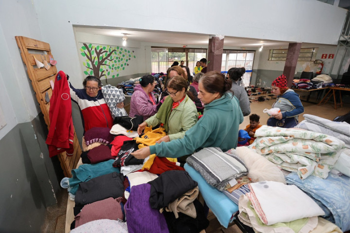 Dezenas de famílias puderam escolher até 10 peças na edição do Varal Solidário do Cras do Canaã I – Fotos: A. Frota