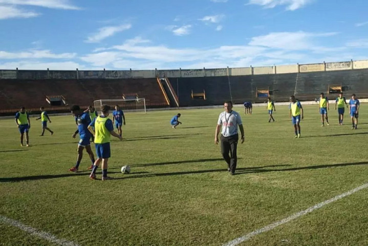 Nei César comandou treino nesta quinta no Estádio Douradão, onde vai mandar seus jogos (Foto: Assessoria/CD Sete de Setembro)