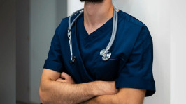Médico em unidade de saúde. (Imagem Meramente Ilustrativa: Freepik, Reprodução)