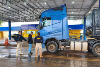 PRF prende suspeito e recupera carreta roubada após sequestro. (Foto: PRF)