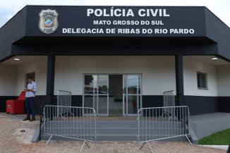 Uma criança de 10 anos morreu na tarde deste domingo (21) após sofrer uma descarga elétrica em uma propriedade rural na região de Ribas do Rio Pardo.  De acordo com informações do portal Ribas Ordinário, o menino estava no quintal da fazenda quando encontrou um pedaço de arame. Ao tentar retirar o material, ele recebeu uma forte descarga elétrica.  As circunstâncias do acidente ainda são apuradas. Até o momento, não há informações sobre como o arame teria entrado em contato com uma rede elétrica de alta tensão.  Familiares tentaram socorrer a criança logo após o ocorrido, mas ela não resistiu aos ferimentos e morreu ainda no local.  Equipes da Polícia Civil, da Polícia Militar e do Corpo de Bombeiros foram acionadas para atender a ocorrência. O caso foi registrado como morte a esclarecer e será investigado para determinar as causas do acidente.