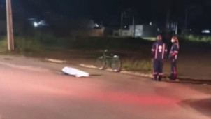 Vítima estava caída no chão ao lado da bicicleta (Reprodução/ Jornal Alerta Dourados)