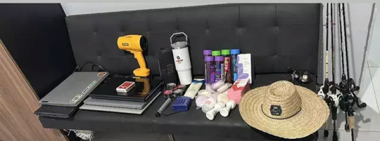 Parte dos objetos furtados em comércios e em uma residência foi recuperada pela polícia (Foto: Idest)