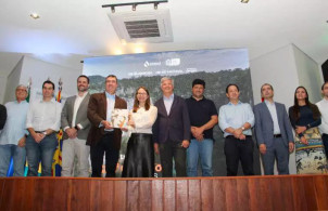 Governador Eduardo Riedel ao lado de Luana Pretto, do Instituto Trata Brasil. (Foto: Juliano Almeida/Campo Grande News)