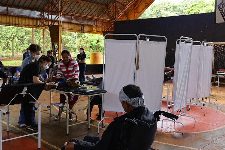 No período mais crítico da Chikungunya, quadra de escola na aldeia Jaguapiru serviu de centro de atendimento devido a alta demanda - Foto: A. Frota