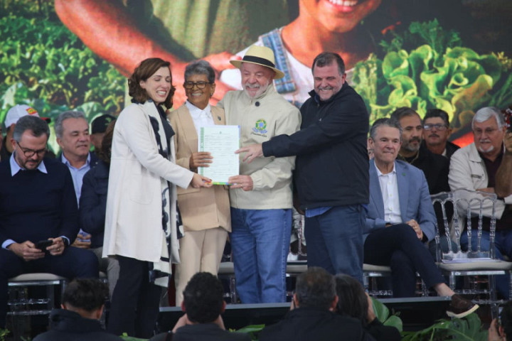 Entrega de títulos ocorreu em ponta Porã nesta quinta-feira - Fotos: Franz Mendes