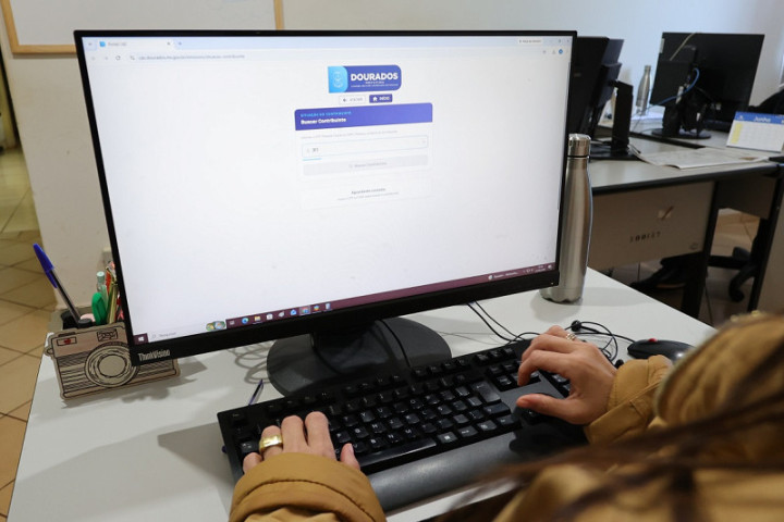 Contribuinte encontra facilidade em consultar pendências e emitir boletos pelo sistema Portal CAC na página do site da Prefeitura de Dourados – Fotos: A. Frota