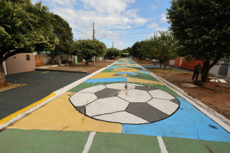 Rua na vila Hilda recebeu cores da bandeira do Brasil - Foto: A. Frota