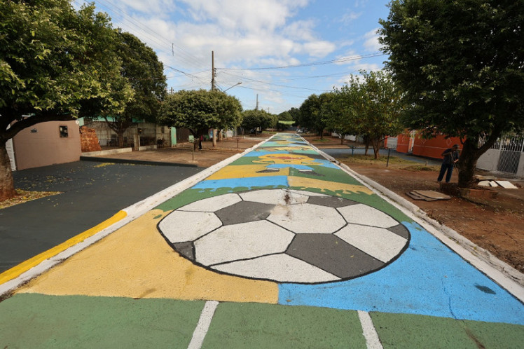 Rua na vila Hilda recebeu cores da bandeira do Brasil - Foto: A. Frota