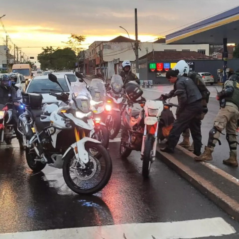 Fiscais da Agetran, Detran e GCM durante a apreensão do veículo, na Rua Marechal Rondon. (Foto: Detran)