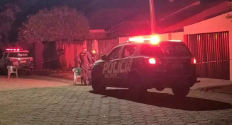 Viatura da Polícia Militar em frente ao local do crime. (Foto: Nova News)... veja mais em https://www.campograndenews.com.br/cidades/interior/jovem-e-assassinado-com-ao-menos-quatro-tiros-em-frente-de-casa